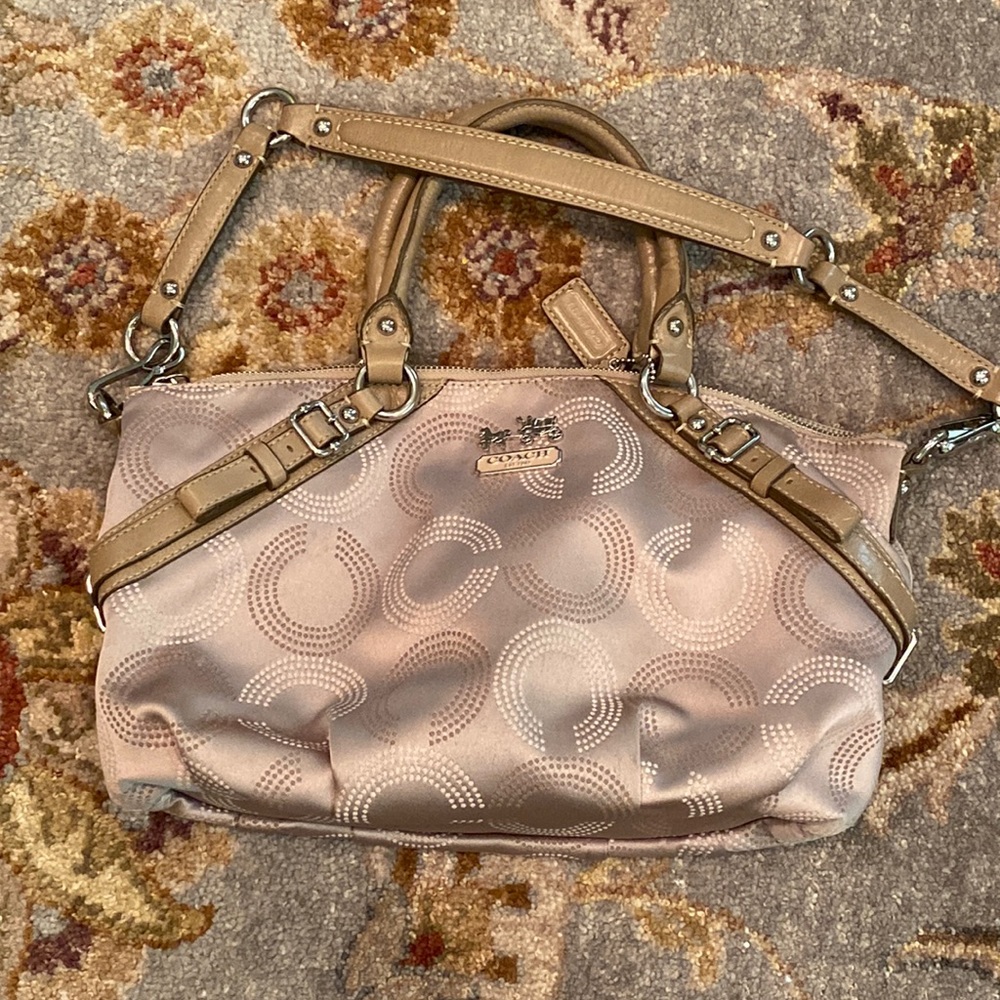 ⭐️ LIKE NEW ⭐️ GORGEOUS classic Coach purse! Champagne color goes with anything